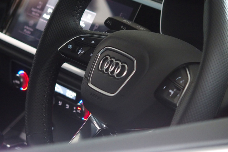 アウディQ3（ステアリングホイール）