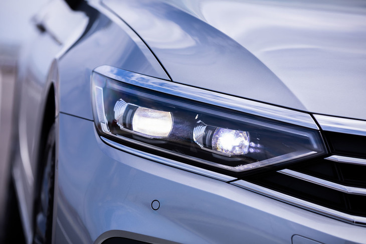 フロントカメラで対向車や先行車を検知し、ヘッドランプに内蔵された32個のLEDを個別に制御するヘッドライトシステム 「IQ.LIGHT（アイキューライト）」が「パサート」全モデルに標準装備されている。