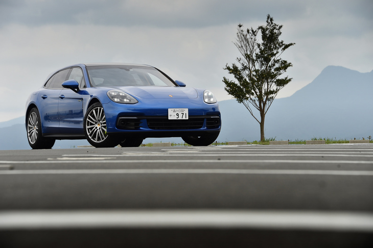 プラグインハイブリッド機構を搭載したグレードとしては、今回試乗した「パナメーラ4 Eハイブリッド スポーツツーリスモ」のほかに、680psのシステム最高出力を誇る「パナメーラ ターボS Eハイブリッド スポーツツーリスモ」も用意されている。