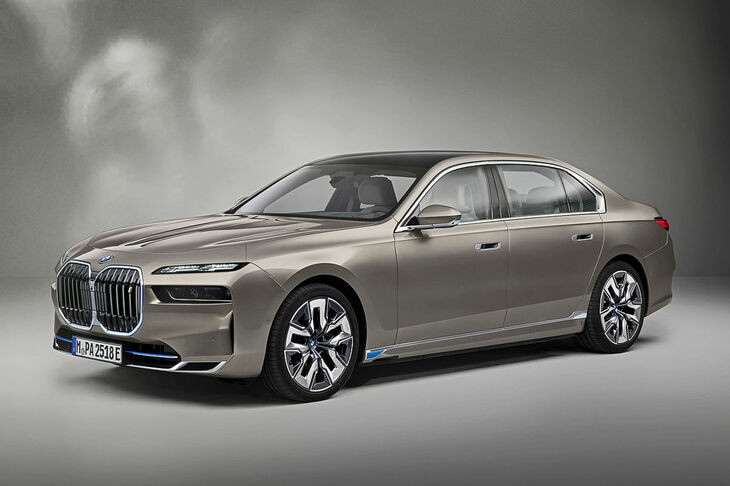 BMW i7／価格：13万5900ユーロ（約1900万円）～／市場投入時期：2023年。ミュンヘンのフラッグシップがEVになる。航続距離625km、最高出力544PSを誇る電動の7シリーズは、ブルーのアクセントだけが内燃機関と異なるビジュアルとなっているほかは、内燃機関のモデルと変わらない。