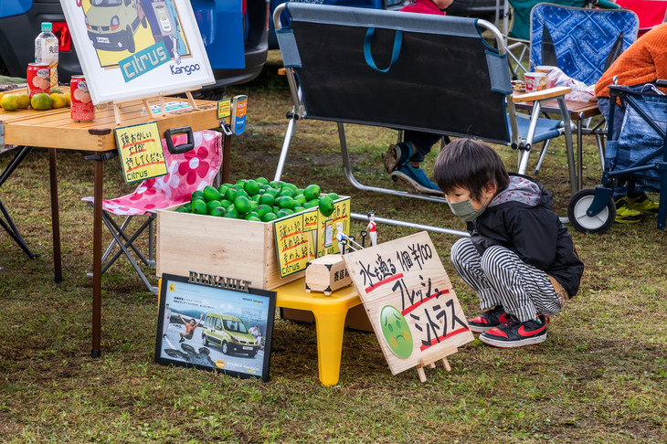 専用ボディー色「シトラスグリーン」をまとった初代「カングー」の限定モデル「シトラス」の前で、フレッシュなシトラスが販売されていた様子。自慢の愛車を説明するパネルも置かれていた。こうしたマニアックなところも共感を呼ぶのだろう。