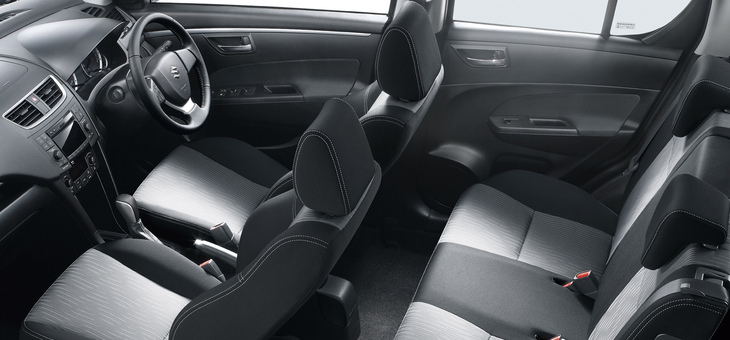 2011年11月に発売された特別仕様車「スイフトRS」のインテリア。重めの設定としたパワーステアリングコントローラーや欧州仕様のチューニングが施された足まわりがマニアをうならせた。（写真はCVT車）