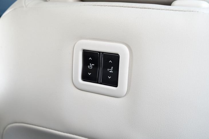 助手席の背もたれ裏にあるスイッチで後席側からシートを操作できる。
