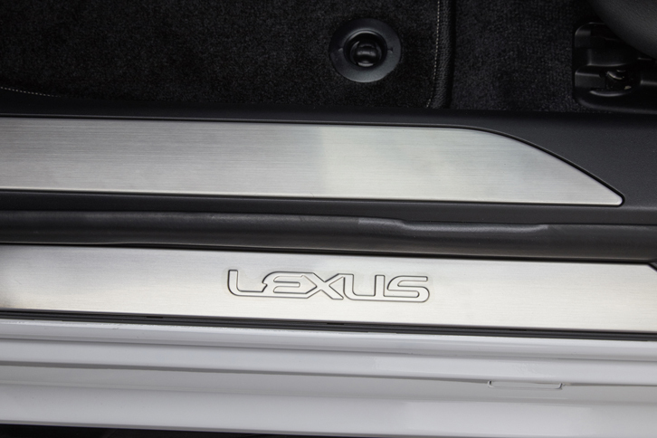 レクサスLS500“Fスポーツ”（ドアシルプレート）