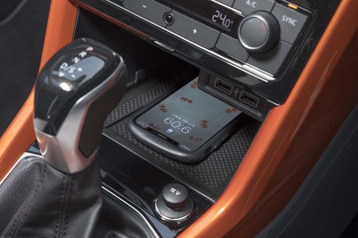 シフトセレクターの前方には、置くだけでスマートフォンを充電できるエリアと、2基のUSBポートが備わる。