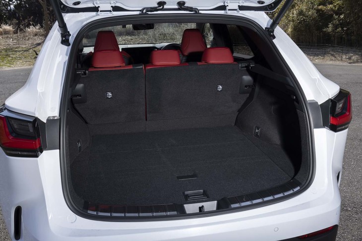 荷室の容量は520～1411リッター。後席の電動格納機能は後席用シートヒーターとのセットオプション。