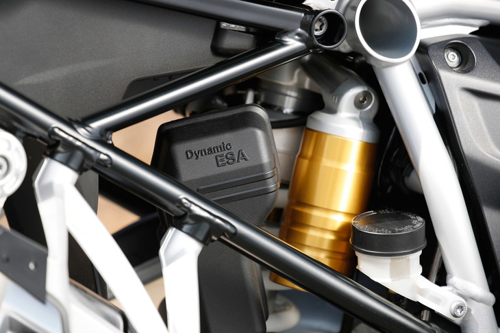 走りに関する充実した装備も「R1250GS」の特徴。足まわりには電子制御可変サスペンションの新型「ダイナミックESA」が採用されており、路面の状況に応じて最適な減衰力を選択することができる。
