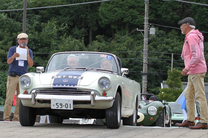 今回初めて行われ、およそ30台が参加したパイロンスラロームより。スタートしていく1959年「サンビーム・アルパインS1」。ヒルマン、サンビーム、シンガー、ハンバーの4ブランドを擁していた英国のルーツ・モータースがリリースした「MGA」の対抗馬。