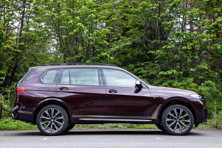 「4輪アダプティブエアサスペンション」は5段階から車高を選択できる。調整可能範囲は、基準値から上下40mmとなる最大80mm。写真は最も車高を上げた様子。