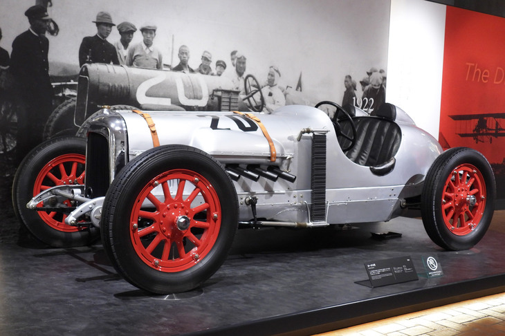 ガイドツアーの終了後は、余った時間で館内を自由散策。記者はツアーには含まれていなかった1階の展示と、ギャラリー／ラウンジを巡った。こちらは本田宗一郎も製作に携わったという、アート商会の「カーチス号」（1924年）。レースではメカニックとして同氏も同乗。クルマが横転して、大けがを負ったこともあるとか……。