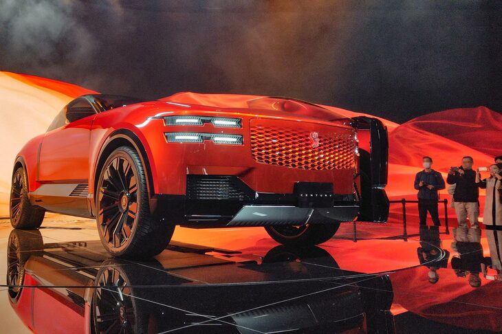 来場者にスマートフォンを向けられる、センチュリーのコンセプトモデル。