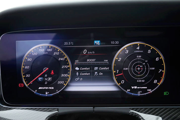 フル液晶タイプのメーターパネル。表示デザインは3パターン用意されており、スイッチ操作で変更可能。（写真をクリックすると表示バリエーションが見られます）