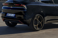 グロスブラック＋ゴールドアクセントのボディーキットが特別装備とされる。