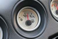 遠州森町PA出発時の燃料計の様子。旅の折り返し地点……のちょい手前くらいだが、ガソリンタンクには半分以上燃料が残っていた。この時点で、難所である神奈川・静岡の“山越え”ゾーンはほぼクリア。無給油チャレンジは想像以上に順調だった。