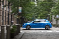 「208アリュール」のボディーカラーは、写真の「ヴァーティゴ・ブルー」（青系）のほか、黒・赤・黄・白系の全5色がラインナップされている。