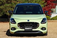 渕野「ちょっとわかりづらいけれど、新型『スイフト』ってボンネットが乗っかっている車体中央のカタマリと、ヘッドランプが付いているフェンダーのカタマリが別体なんですよ。それも古いクルマっぽい雰囲気をかもし出しているんです」