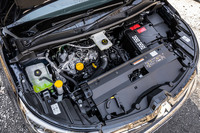 最高出力130PS/6000rpm、最大トルク240N・m/1600rpmの1.3リッター直4直噴ガソリンターボエンジンも7段DCTの「7EDC」と組み合わされる。WLTCモードの燃費値は15.3km/リッター。（写真＝花村英典）