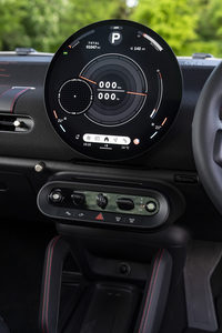 ダッシュ中央には円形の有機LEDディスプレイを装備。その下にはメカニカルスイッチがわずかに残されており、BEVながらひねるタイプのスタート／ストップスイッチを採用している。