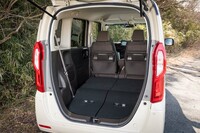 後席の背もたれをすべて倒すと27インチの自転車が斜めに積み込める。これでも足りなければ助手席の背もたれも前方に倒せる。