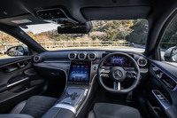 ダッシュボードは上下2段に分けられた特徴的な構造。翼のような形状をモチーフにしたという上部には、航空機エンジンのナセルを想起させる新デザインのエアコン吹き出し口を配置している。