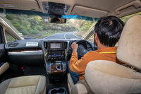 いわゆる日本におけるフルサイズミニバンの、大柄なボディーで高速コーナーを走行しても、安定性が高く不安を感じることはなかった。