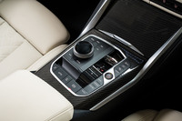 フルモデルチェンジではないため、最新の「5シリーズ」などが採用する「マイモード」ではなくドライブモードが残っている。ルーフの開閉ボタンもセンターコンソールにある。