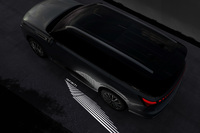 車両のサイドステップから路面を照らす「INFINITI ライトパス」を採用。日本のおもてなしを表現したという。