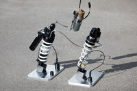 電子制御サスペンションには、車速が30km/h以下になると車高を自動で30ｍｍ下げるハイト調整機構を搭載。乗降時にはシート高が820mmとなる。