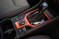 センターコンソールでは、シフトセレクターと、悪路走破性を高める「X-MODE」のコントローラーを囲むようにオレンジパーツが配される。