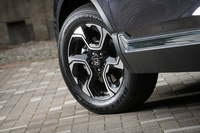 タイヤサイズは全車共通で、肉厚・大径な235/60R18。ツートンカラーの18インチアルミホイールについても、グレードや仕様による違いはない。