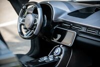 操作部は、ステアリングホイールとセンターコンソールに集約を試みている。