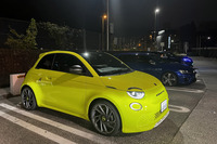 「アバルト500e」のボディーサイズは全長×全幅×全高＝3675×1685×1520mmで、ホイールベースは2320mm。従来型と同じ愛らしいスタイリングを踏襲しながら、随所にブランドアイデンティティーであるサソリの意匠を取り入れている。