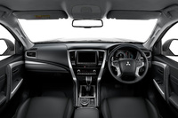 フロアコンソールとドアグリップの形状を変更し、ステッチ付きソフトパッドを追加。コンソール下部にはキーなどの小物類を収納でき、左右どちらからでも出し入れできるアンダートレーを新たに採用している。