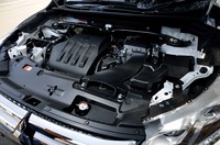 パワーユニットには最高出力150ps、最大トルク240Nmの1.5リッター直4ターボエンジンを採用。エンジンルームの奥には3点式ストラットタワーバーが見える。