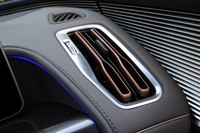 赤銅色にドレスアップされた、エアコンの吹き出し口。