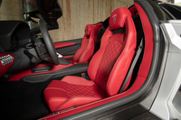 シートもレッドのレザー仕立て。座面とシートバックにはダイヤモンドステッチが、ヘッドレストにはブランドロゴが配される。