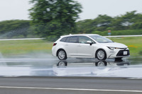 ぬれた路面で制動テストを実施。80km/hからフルブレーキングを行い、完全停止までの距離を計測する。新品の「クロスクライメート3」は同車両7台分程度で停止し、対する残溝2mmでは、それにプラスすること車両1台分弱で完全停止に至った。