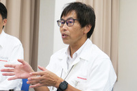 パワートレインの開発に携わった秋山佳寛さん。新型「N-BOX」ではエンジンの制御を見直すことで、より洗練された加減速を追求。若干ながら燃費も改善している。