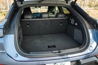 荷室容量は、フロントが58リッターで、リアが500リッター。後席をたたむと、最大で1769リッターの積載スペースが得られる。