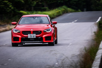 新型「M2クーペ」のプラットフォームは、エンジン縦置きの後輪駆動モデルおよび同4WDモデルに広く用いられる「CLAR」。乾いた路面では、アクセルを踏んだぶんだけきっちりと前に蹴り出す感覚が味わえる。