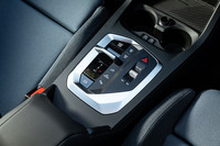 センターコンソールには必要最低限のスイッチだけを残し、細かなセッティングはすべてタッチスクリーンへと移行。パーキングブレーキの右のボタンでアイドリングストップのオン／オフなどの画面をすぐに呼び出せる。