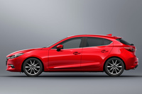 次いで「マツダ・アクセラスポーツ」。ちなみに、このクルマが3台中、最も全長とホイールベースが長い。