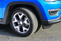 テスト車に装着されていたミシュランのスタッドレスタイヤ。新型「コンパス」のサスペンションには機械式可変ダンピングダンパー「FSD」が採用されており、不整地での路面からの突き上げを緩和するとともに、優れた路面追従性とハンドリング性能も実現しているという。