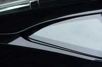 Cピラーの根元に備わるエアインテーク。ここから取り入れた空気を車両の後端から放出することでダウンフォースを発生させる。