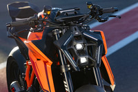 まったく新しいデザインとなったLEDヘッドランプ。デイタイムランニングライトには、周囲の明るさに応じて自動で照度を調整する機能が備わる。