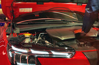 EV仕様では、充電ケーブルのケースはフロントフードを開けた部分にある。