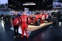 会場には2023年のアジアクロスカントリラリー参戦車両や、チーム三菱ラリーアートのメンバーも。写真向かって左は、同チームの総監督を務める増岡 浩氏。