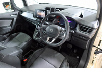 インテリアは黒が基調。携帯端末との連携機能を備えた8インチセンターディスプレイや、ワイヤレス充電器、後席確認用のチャイルドミラーなどが備わる。