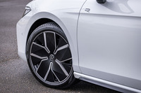 ブラックとシルバーのコンビカラーが採用される8J×19インチホイールは、有償オプション「Rライン プラスパッケージ」に含まれるアイテム。今回の試乗車は、パンク時などでエア漏れを止めるシール材が封入された235/45R18サイズの「ピレリ・チントゥラートP7」タイヤを組み合わせていた。