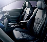 ブラックでコーディネートした「トヨタC-HR」の特別仕様車発売の画像